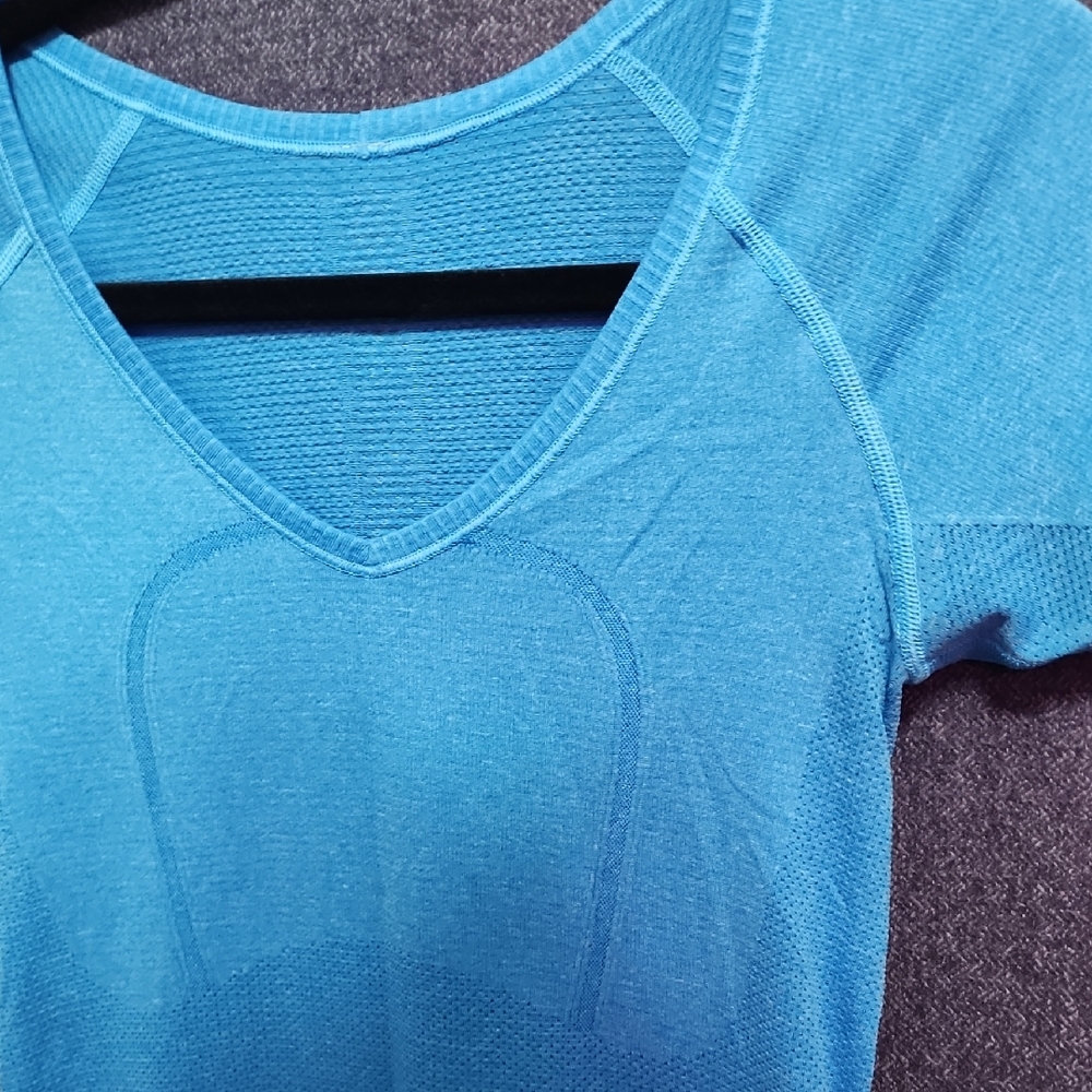 Lululemon Size 4 Sky Blue V-Neck Short Sleeve Tee - Picture 2 of 4